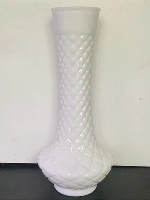 Винтажная коллекционная ваза из молочного стекла с расклешенным дном с бриллиантами 9 дюймов - Изображение 1 из 3