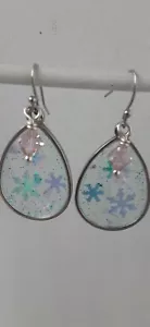 HALOGRAPHISCHE SCHNEEFLOCKEN in HARZ mit hellrosa Kristall/Edelstahl Ohrhaken - Bild 1 von 4
