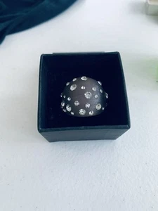 Grauer Acryl Ring mit Strass Gr. 8 Grob Kuppelform Modeschmuck - Bild 1 von 5