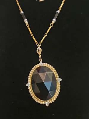 Juego de collar y pendientes colgantes de lucita facetados negros tono dorado marca 1928 Foto 1 de 4