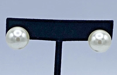 Brincos Charter Club imitação de pérola tom prata 14 mm novo na caixa - Imagem 1 de 4