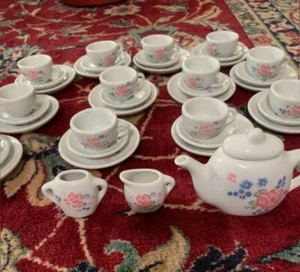 Juego de té miniatura de cerámica vintage 40+ piezas rosa púrpura azul floral casa de muñecas - Imagen 1 de 18