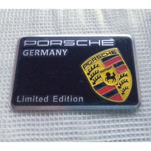 [Nuevo] Placa con logotipo Porsche 3D negra con cinta - Imagen 1 de 2