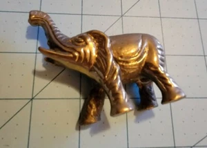 Sin marca: pequeña figura de elefante pesado pintada en oro de metal, prepropietaria y envío gratuito - Imagen 1 de 10