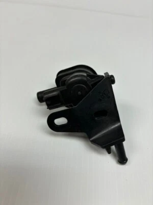 Solenoide de purga de bote de vapor intermotor estándar CP811 para Toyota Camry 13-14 Foto 1 de 4