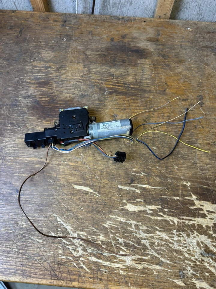 梅赛德斯-奔驰 W202 C280 C36 C230 天窗电机 2028204710 WEBASTO — 第 1/4 张图片