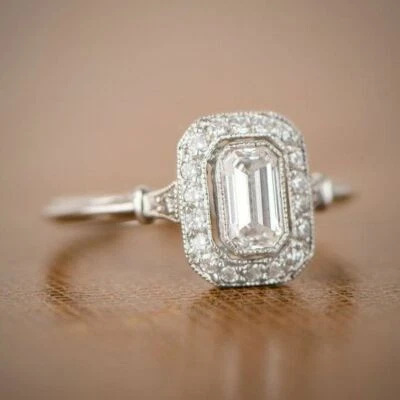 Anello di fidanzamento Art Deco creato in laboratorio con diamanti smeraldo 2... - Immagine 1 di 4