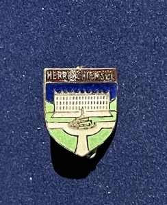 DISTINTIVO SPILLA VINTAGE Herr Chiemsee palazzo reale / circa 1/2" x 5/8" - Foto 1 di 2