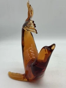 Estatuilla de pisapapeles vintage de peregrino soplado a mano sello de vidrio ámbar firmada - Imagen 1 de 10
