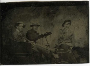 FERROTYPE TINTYPE PHOTO, 3 jeunes gens chics dans une automobile old car - Picture 1 of 1