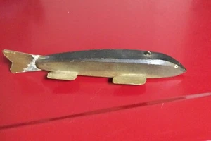 Esca da pesca sul ghiaccio vintage fatta a mano firmata e datata coda a forchetta 7 1/4 LOOK lungo - Foto 1 di 4