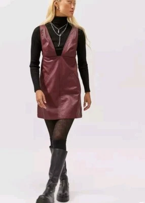 NUEVO Vestido Urban Outfitters Limelight Imitación Cuero Mini Cambio Grande Granate Rojo Foto 1 de 4