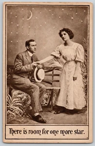 Cartolina antica ~ amore e romanticismo ~ coppia sotto luna e cielo stellato - Foto 1 di 2