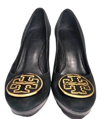 Bombas Tory Burch Gamuza Medallón Plataforma Talla 9M Negro Logo Lujo Corporativo  Foto 1 de 4