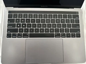 Apple MacBook Pro 13.3" (256GB SSD, Intel Core i5 8ª Gen., 2.40 GHz, 8GB)... - Imagen 1 de 6