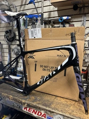 Giant Avail Advanced SL 0 2013 Carbon Frame & Fork Size L - Image 1 of 4