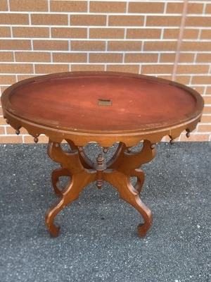 Antigua mesa de salón estilo victoriano ovalada superior - imperfecciones genuinas de caoba Foto 1 de 4