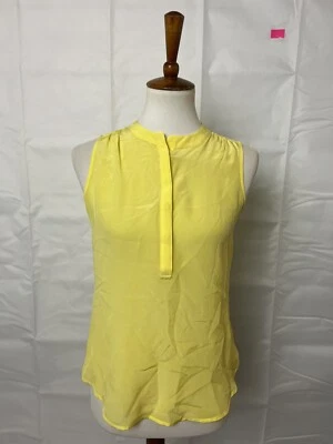 Top de seda amarillo Banana Republic para mujer sin mangas 1/4 con botones talla 2 Foto 1 de 4