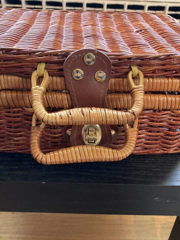 Beautiful Wicker Woven Picnic Carry Case Lunch Box Leather Latch Cover