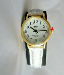 Reloj de mujer con esfera blanca y correa plateada de imitación de cuero fácil de leer de Tiempo - Imagen 1 de 1
