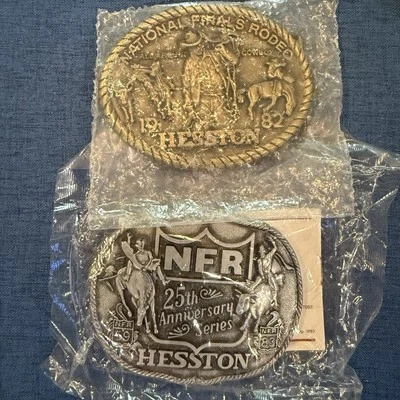 Lote de 2 Hebillas de Cinturón Hesston NFR Rodeo Finales Nacionales Años 80 De Colección 82 83 Foto 1 de 4