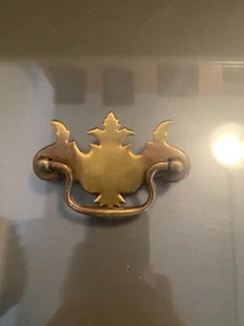8 VINTAGE BRASS DRAW HANDLES - Picture 1 of 4