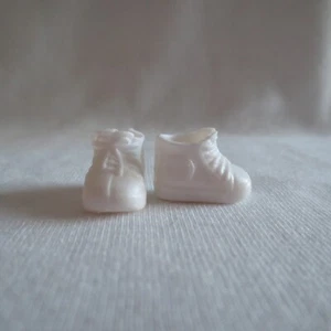 NEW 2020 Barbie Skipper Babysitter Toddler Kelly Doll White Sneakers ~ Shoes - Imagen 1 de 1