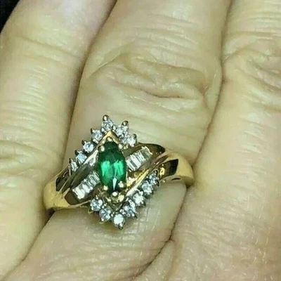 Anillo de compromiso con racimo de esmeralda simulada marquesa de 2 quilates enchapado en oro amarillo de 14 quilates Foto 1 de 3