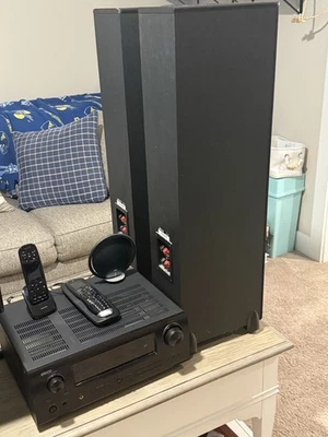 Altavoces Polk y sistema de sonido envolvente receptor Denon Foto 1 de 4