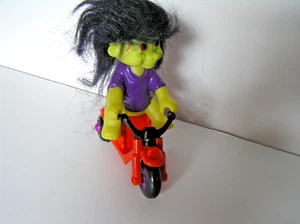 Vintage schwarzer Haar Troll auf Fahrrad Figur - Bild 1 von 2