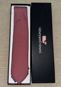 Cravate derby Vineyard Vines Kentucky mors de cheval framboise neuve avec étiquette et boîte - Photo 1/5