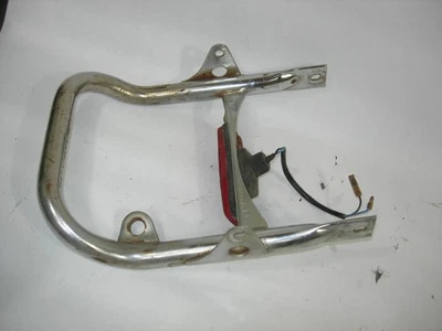 85-87 YAMAHA MOTO-4 200 YFM200DXS BARRA DE AGARRE TRASERA CROMADA MANGO Y LUZ TRASERA Foto 1 de 4