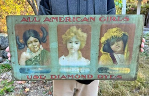 Letrero publicitario litográfico de hojalata en relieve para todas las niñas americanas tintes diamantes raro de 1905 - Imagen 1 de 12