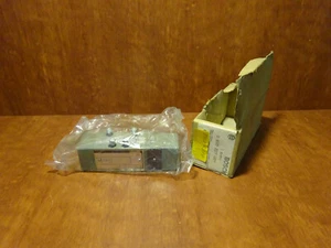Bosch solenoid pneumatic valve 0820 227 001 - Picture 1 of 3