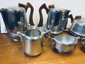 Vintage Picquot Geschirr zwei Tee und zwei Kaffeekannen plus drei Zuckerkannen /1 Milch  - Bild 1 von 12