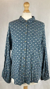 Blusa blanca Stuff gris azulado estrella geométrica manga abullonada botón delantero UK12 A85 - Imagen 1 de 10