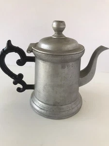 CAFFETTIERA WILTON PELTRO 8 1/2" CON MANICO NERO - Foto 1 di 9