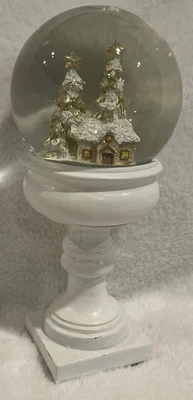 Globo de nieve de vacaciones vidrio sobre pedestal blanco escena de invierno 9x4 Foto 1 de 4
