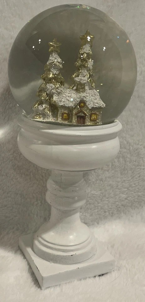 Globo de nieve de vacaciones vidrio sobre pedestal blanco escena de invierno 9x4 Foto 1 de 4