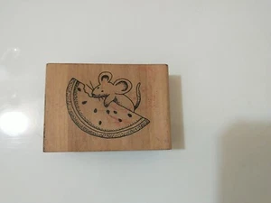 Gummistempel Maus Essen Wassermelone Ratte Nager Obst Picknick Holz Halterung 2" x 3" - Bild 1 von 2