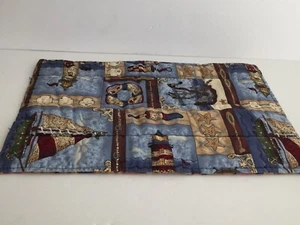 Velero con motivo náutico boya faro 1 mantel acolchado 14,5x10" reversible - Imagen 1 de 3