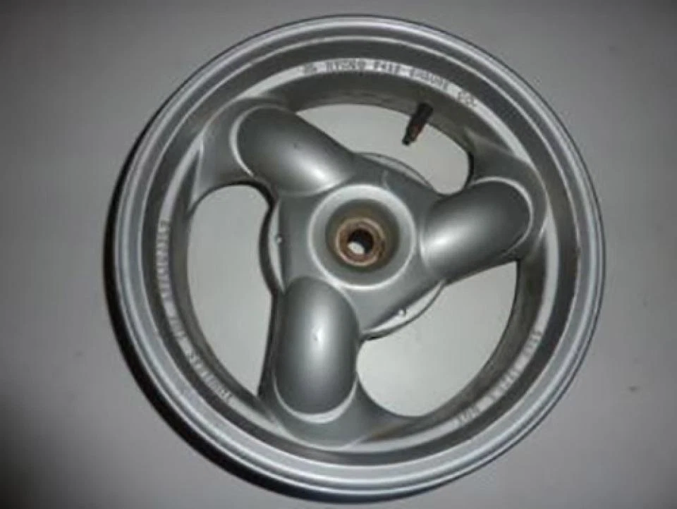 Jante arrière origine pour Scooter Kymco 100 Cobra Après 1999 Occasion - Photo 1/1