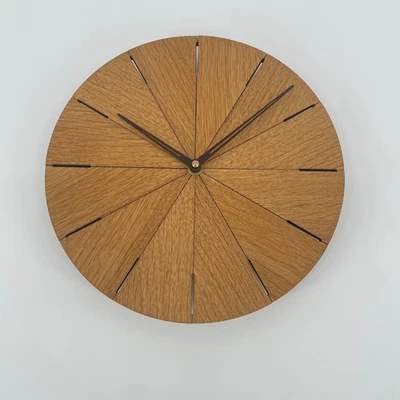 Reloj de pared de madera chapada en roble Foto 1 de 3