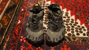Vibram Five Fingers V-Alpha Uomo Taglia 11-11.5 Nero Grigio Scarpe da Escursionismo (18M7102) - Foto 1 di 8