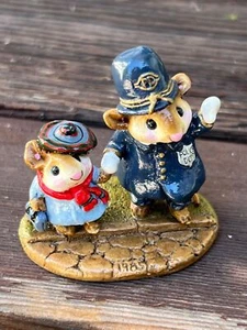 Wee Forest Folk "Helping Hand" 1985 Signed Annette Peterson Figurine - Picture 1 of 7