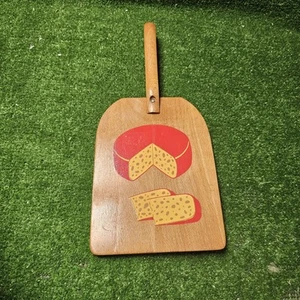 Tagliere formaggio in legno con manico e immagine di formaggio decorativo usato in ottime condizioni - Foto 1 di 6