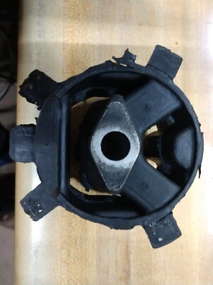 Inserto de montaje de motor derecho Dodge & Plymouth Neon & Dodge Stratus de Anchor Industries Foto 1 de 4