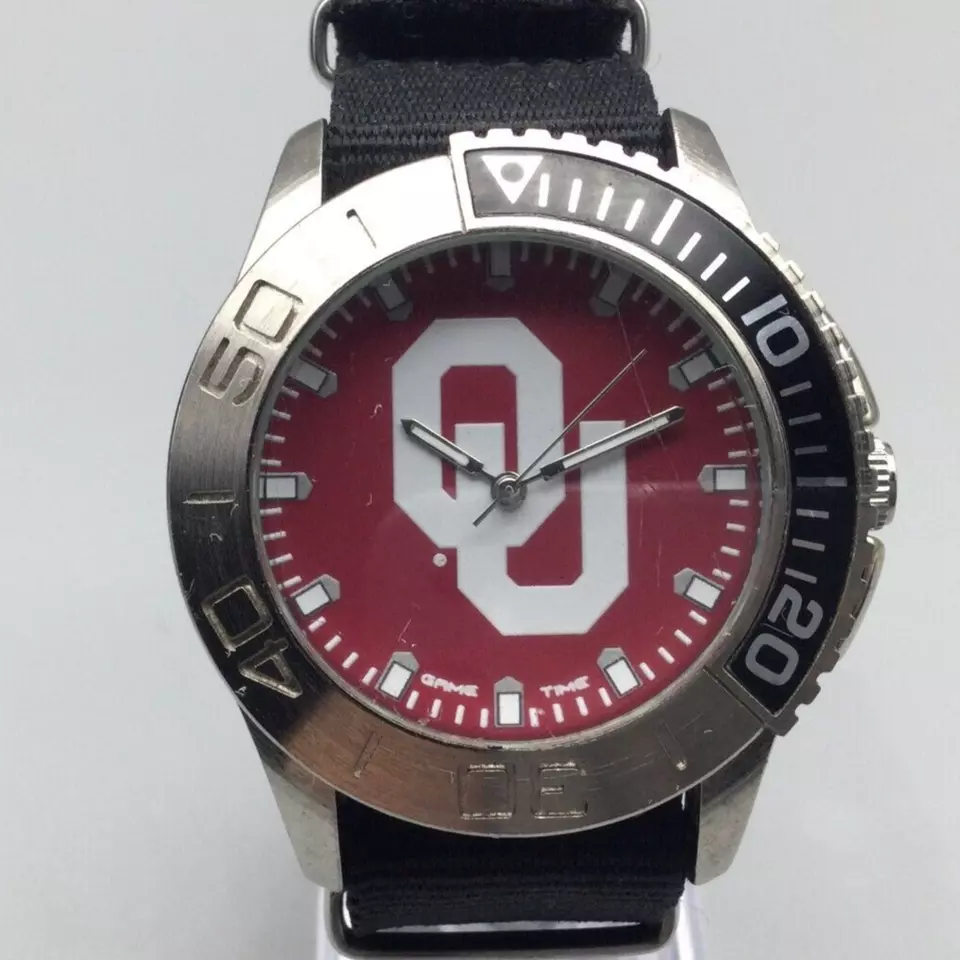 Reloj Oklahoma OU Sooners Hombre 45mm Tono Plateado Banda Nylon NCAA Batería Nueva Foto 1 de 4