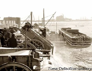 Dumping Blizzard Snow into the River, New York City - Stampa fotografica storica 1899 - Foto 1 di 1
