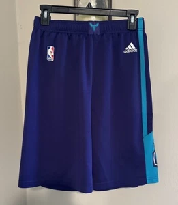 Adidas Charlotte Hornets Shorts Jugend Größe XLarge lila NBA Basketball JUNGEN 402 - Bild 1 von 7
